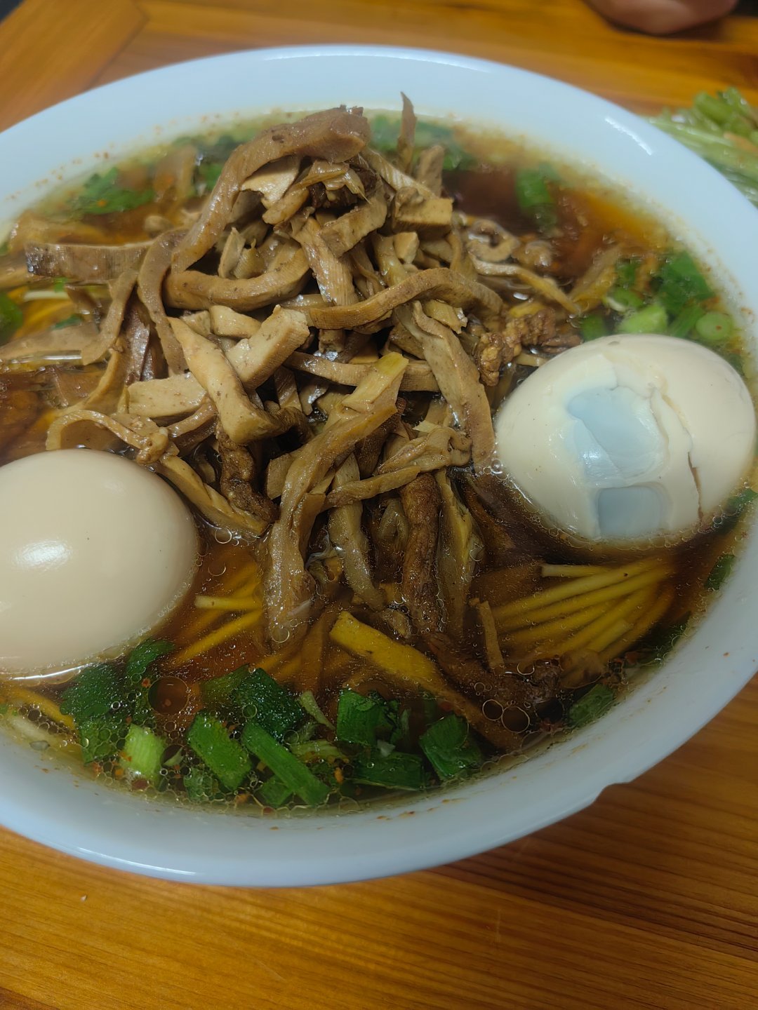 *在路上*自驾游第35天...浇头面，笋干的，还不错...安徽黄山市徽州古城..