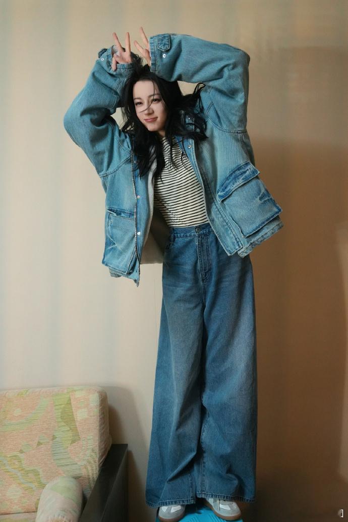 迪丽热巴chill感   迪丽热巴条纹针织look  迪丽热巴条纹针织装扮，呈现