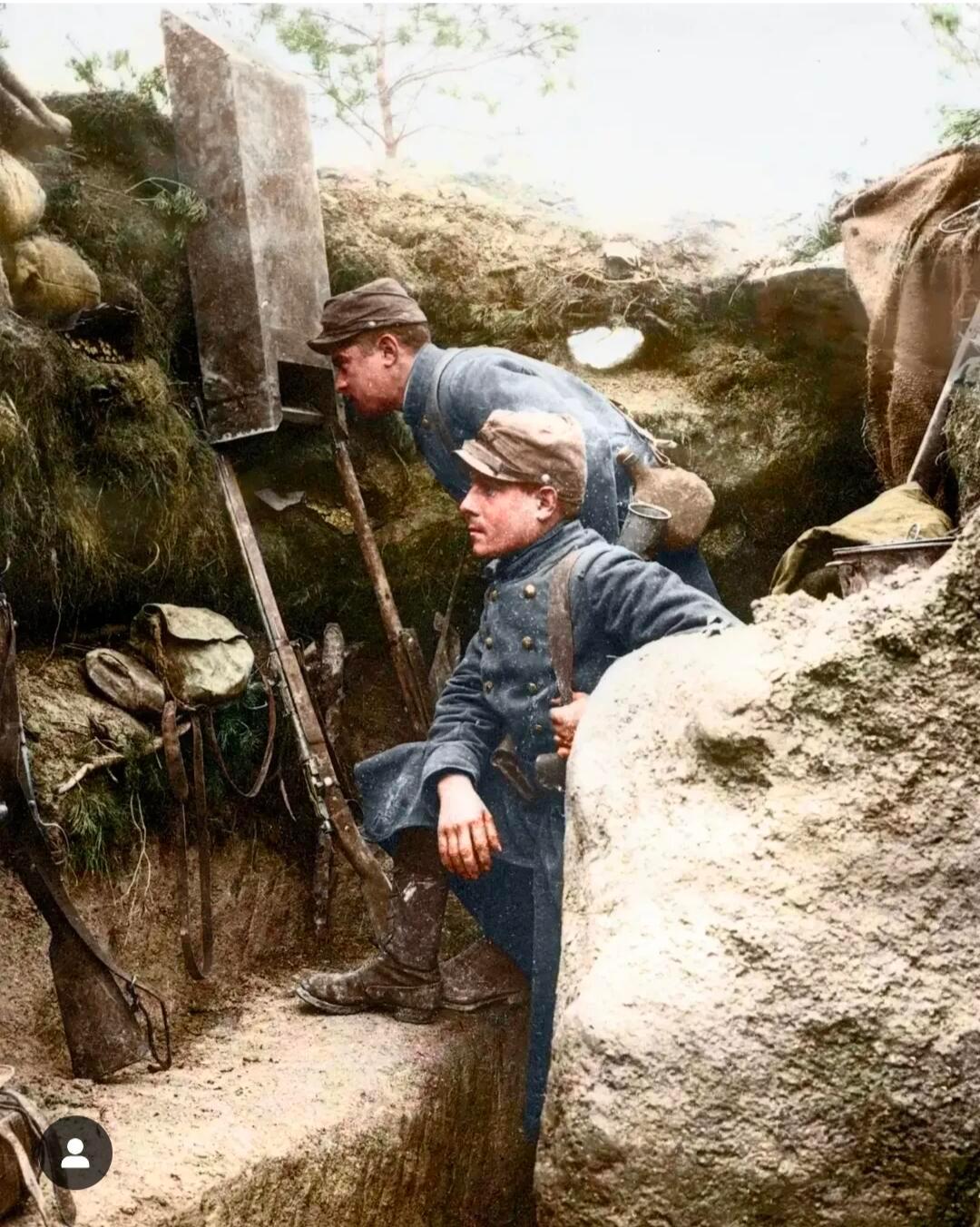 法军士兵在战壕中使用潜望镜步枪，拍摄于1915年。 ​​​