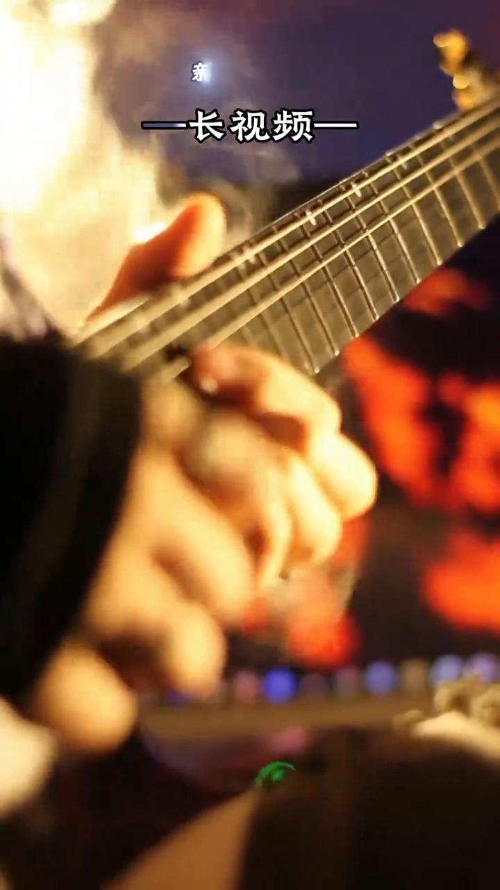 《远方的蓝调》。
原创歌曲：边缘哥。
新歌上线。
漆黑的夜，寂静的房，你的名字在