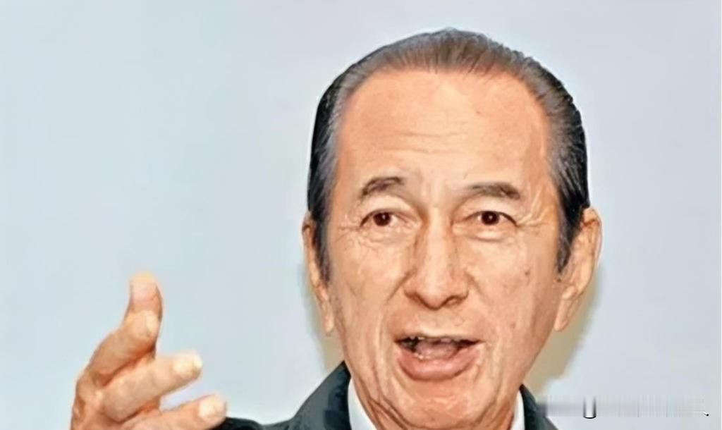 13岁的何鸿燊去补牙，牙科医生是他熟悉的亲戚，亲戚问他：“有钱补牙吗？”何鸿燊说