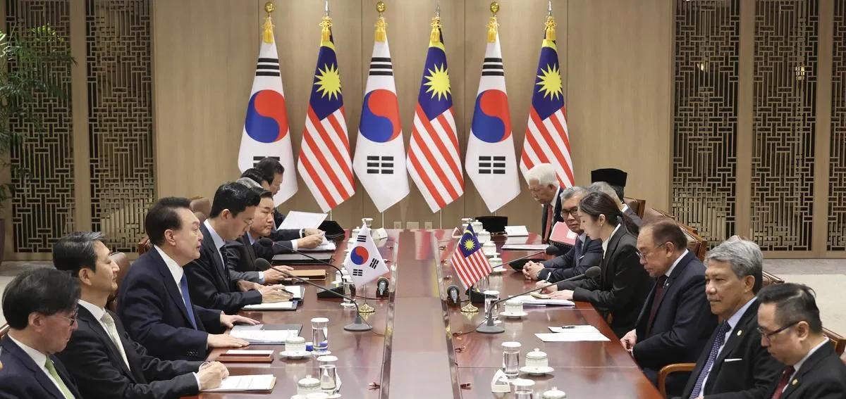 韩国形势严峻，总统宣布“紧急戒严”。近日，朝韩关系紧张，本以为韩国会一致对外，没