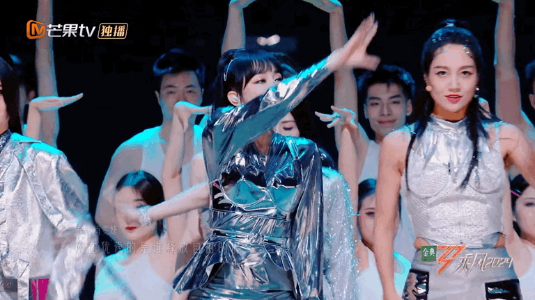 #乘风破浪的萨顶顶哭了#抱抱受伤的丁页猫，跳舞真好听！你是最棒的，打铁路上照顾好
