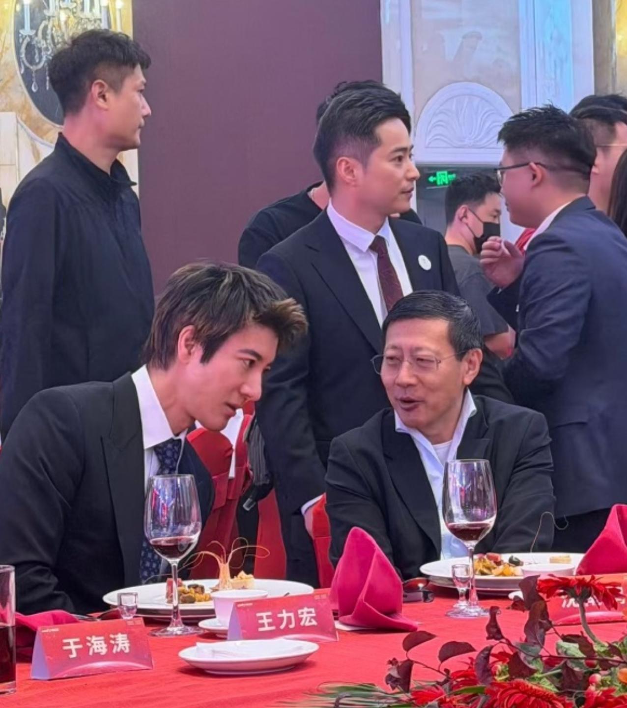 宇树上市答谢宴，王力宏坐了主桌？

没错，真坐了。但凭的可不是唱歌。

还记得2