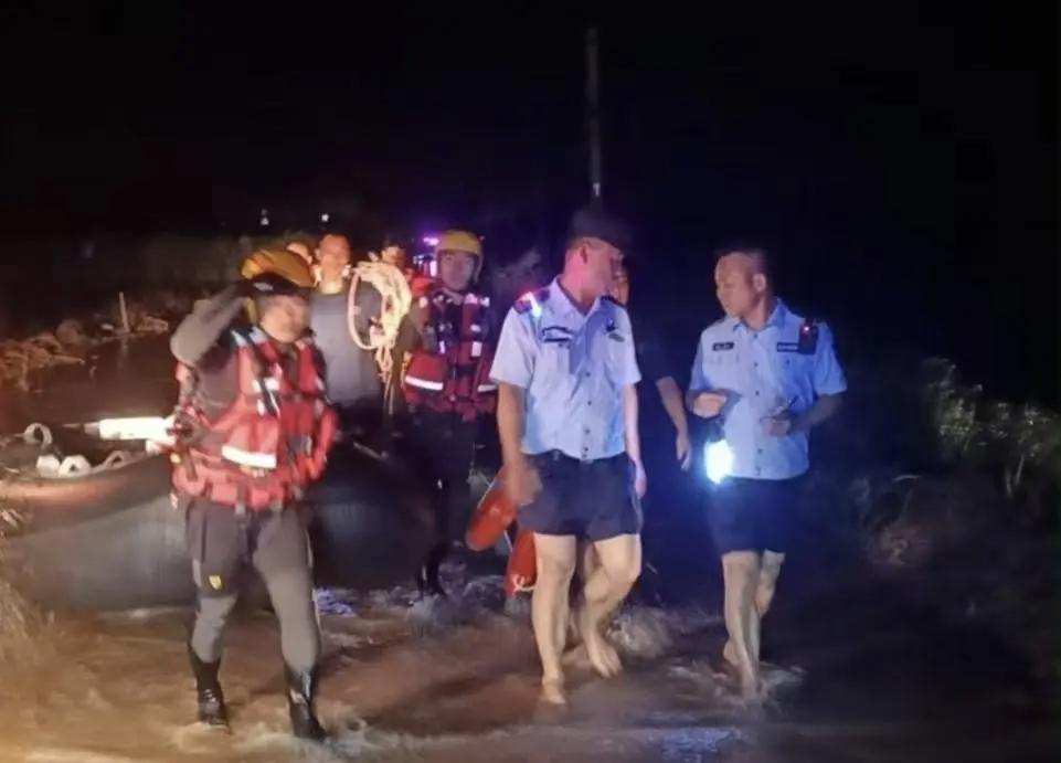 黑夜激流里的40米生死线！5人连车坠河，民警纵身一跃改写结局
 
台风天的暴雨夜