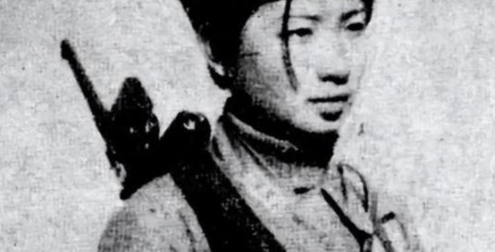 1943年，一17岁少女被日军轮奸后又吊起来毒打。突然，少女从口中吐出一个血肉模
