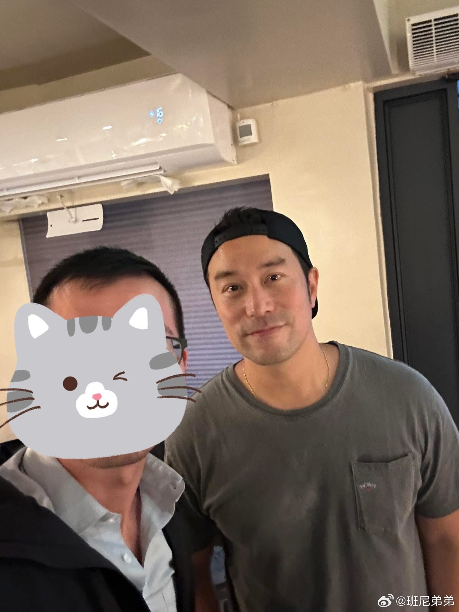 餐厅偶遇张孝全张孝全和路人合影 网友餐厅就餐偶遇了张孝全，并且本人还非常nice