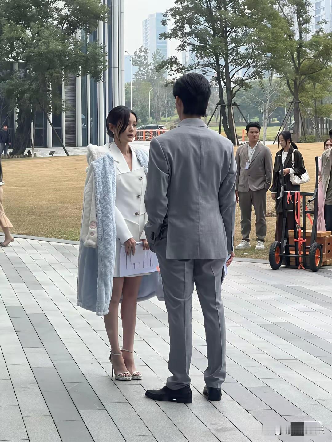 李一桐这身给我一种错觉，
她这是去拍短剧了吗？
身上的衣服看着好廉价啊！
还没有