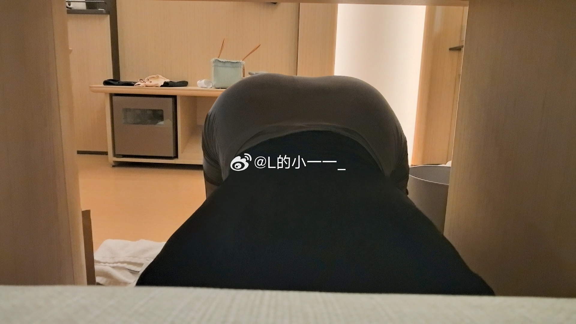 桌子下的我，心满意足。果然🌟满足会睡得好香，接着睡。李一一的碎碎念