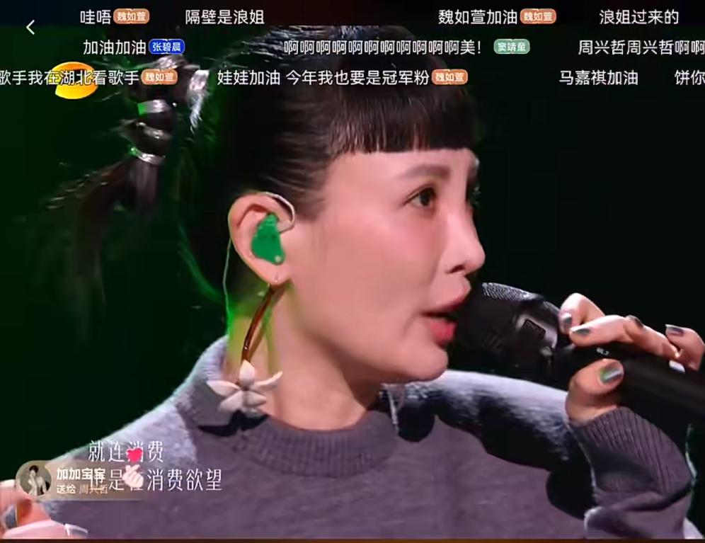魏如萱第一个上场，感觉有点不妙。
不知道是不是因为太紧张了。
她的声音比较小，伴