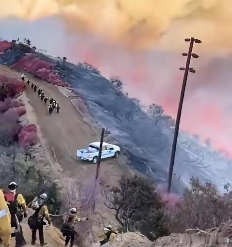 加州这边的山火失控了，很多人准备上山挖防火隔离带。上山挖隔离带的人，有很多是被雇