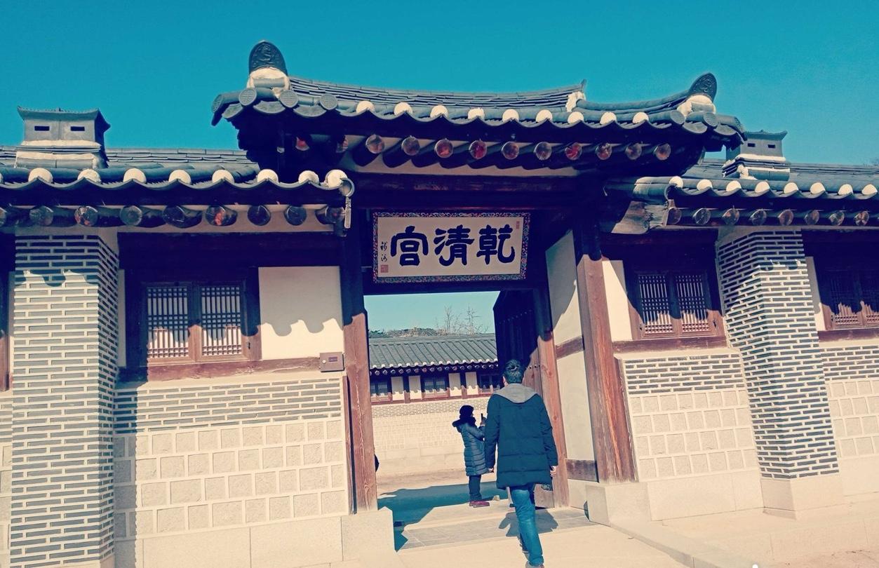 韩国乾清宫小，和中国故宫一比，差距那叫一个明显。韩国景福宫号称是过去国王和公主居