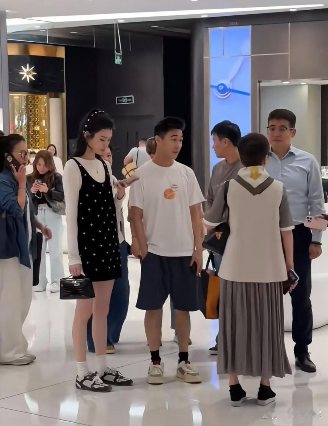 36岁奚梦瑶和老公、婆婆三亚逛免税店！穿连衣裙秀纤细美腿，打扮像少女