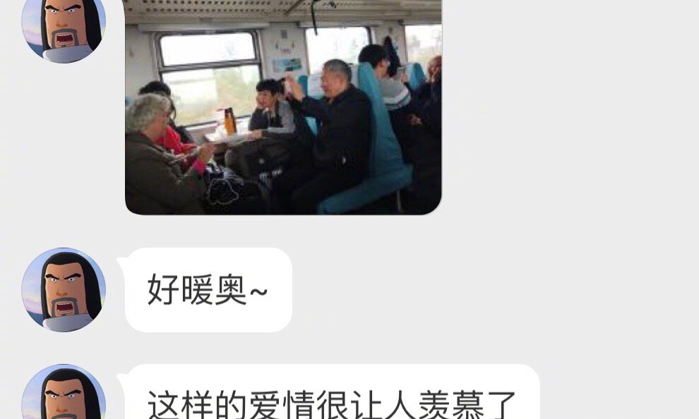 网友拍的很有爱的照片：女生在织围巾，织错了。老奶奶看到了，就和女生旁边的男孩子换
