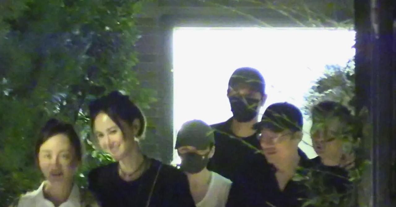 俞飞鸿张歆艺彭冠英等聚会 场面热闹融洽都很开心
那天晚上的聚会，暴露了中年演员最