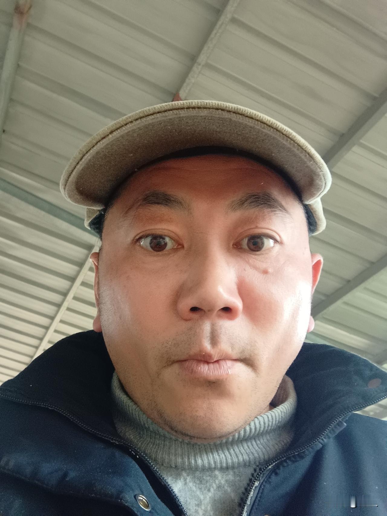 撕下最后一张旧日历
彩票站的红灯笼晃呀晃
新的一年，揣着几枚硬币
又来和幸运撞个