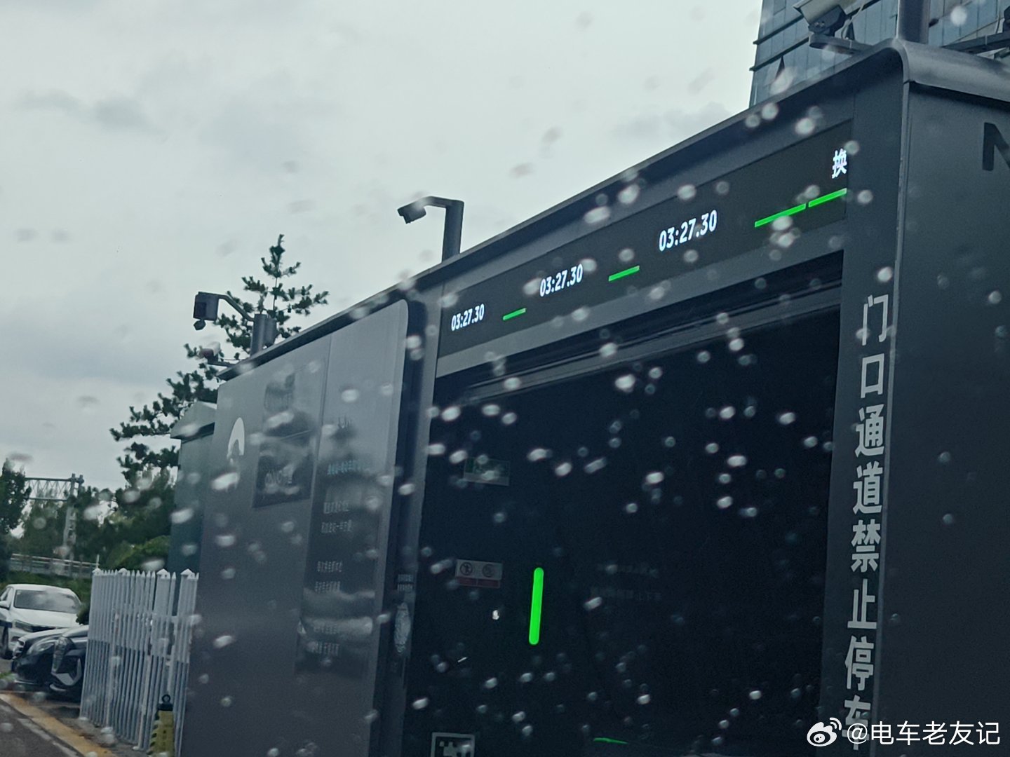 此时此刻我在换电站三分钟换电你在对面充电一小时优雅和效率寒冷和等待你会选择哪一个