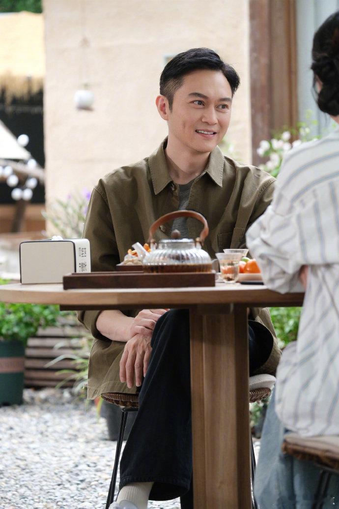 张智霖说叶童是顶级演员张智霖夸叶童演技顶级、性格自如，这描述太贴切了！看她在《浪