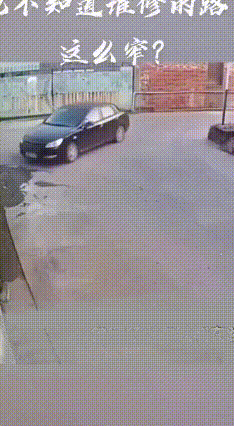 看这辆黑色轿车，在宽敞路口左转，按理说打半圈方向就能轻松搞定，结果它愣是拐不过弯