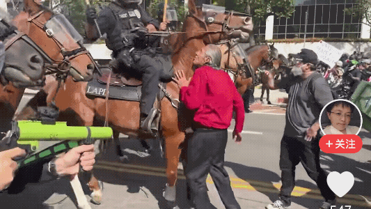 这就是“挑衅”美国警察的后果，即便已经白发苍苍，也是生抽！美国警察杀人了 美国州