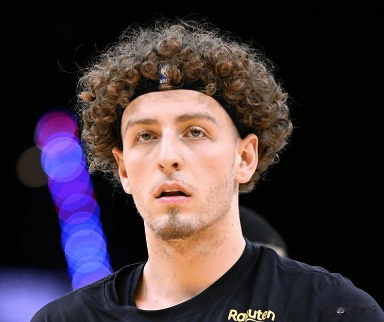 一心想取代库里！波杰谈老大哥库里不打：

“库里不打，那我必须更多挺身而出。”