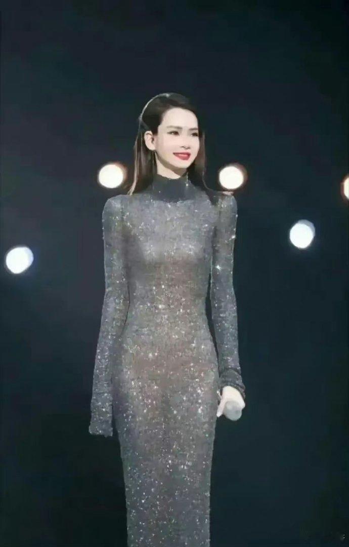 不愧是唯一一个拒绝过王校长的女星，就是不一样 