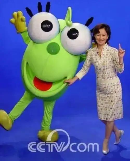 鞠萍姐姐已退休，
终于可以陪老头。
一个时代已结束，
时间如水日夜流。
我们慢慢