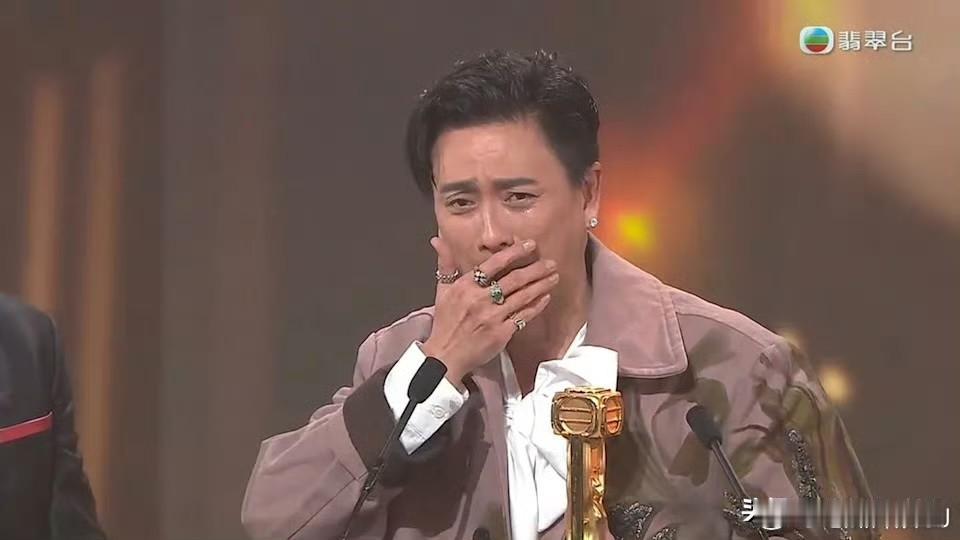 黄宗泽这个人
该做的事情一件也没做
没有结婚，没有生孩子，现在快50岁了也没有女