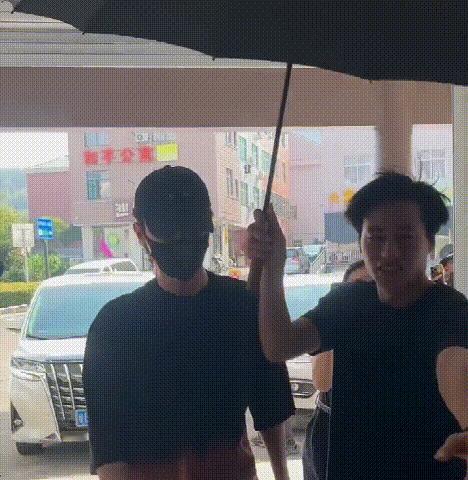 许凯复工状态还不错，只是好像瘦了些，下班要按时吃饭，多吃点啊凯凯！祝天都异闻录拍