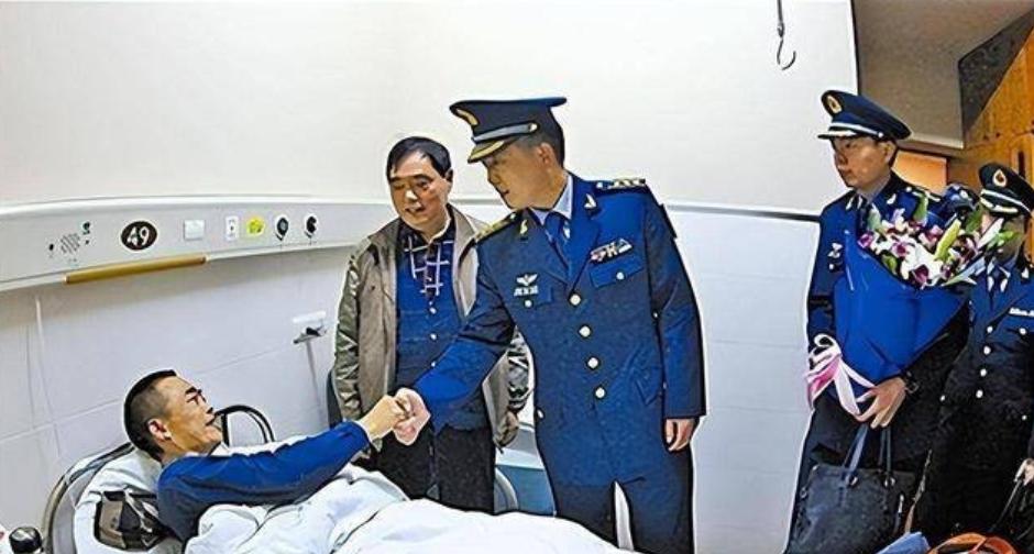 “一定要治好他！”2015 年，空军新闻部接到一个求助信息，随后，首长下令将求助