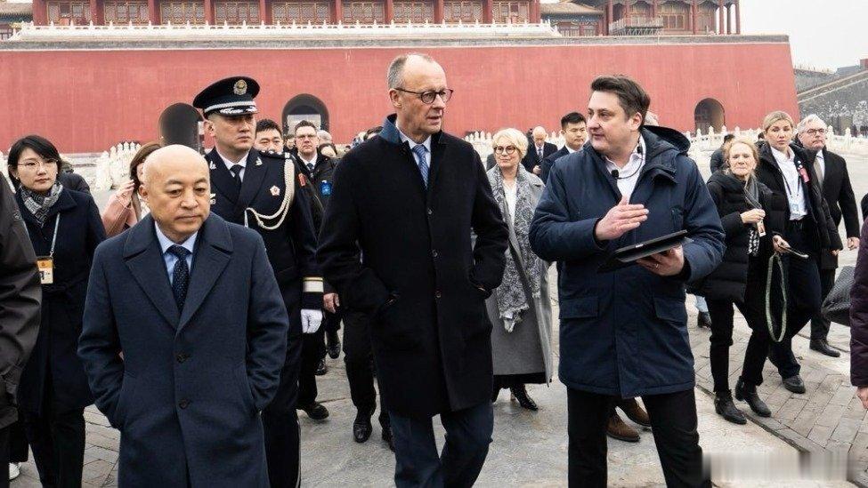 凤凰新闻【德总理参观故宫后，用中文发了个帖子】据凤凰卫视报道，德国总理默茨周四再