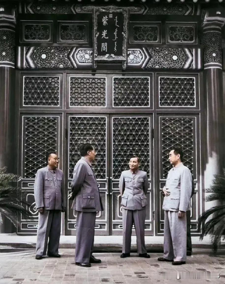 这四个大人物的照片，从左到右分别是朱德、毛泽东、陈云和周恩来，他们当时在中南海紫