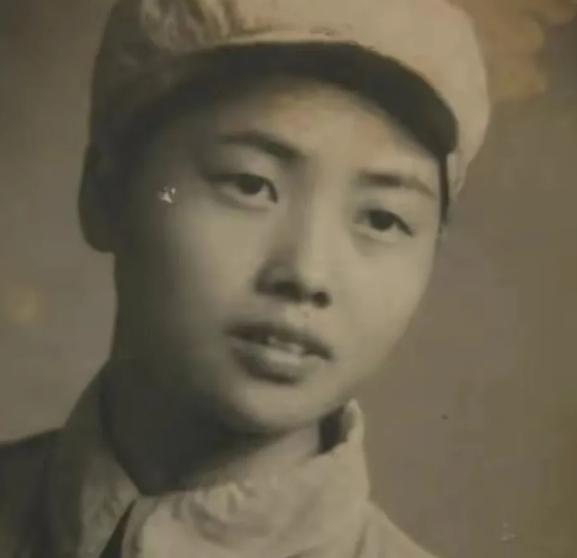 抗美援朝中，16岁的女护士，双眼被美军炮弹炸瞎，当场昏死，醒来后，她听到美军叽里