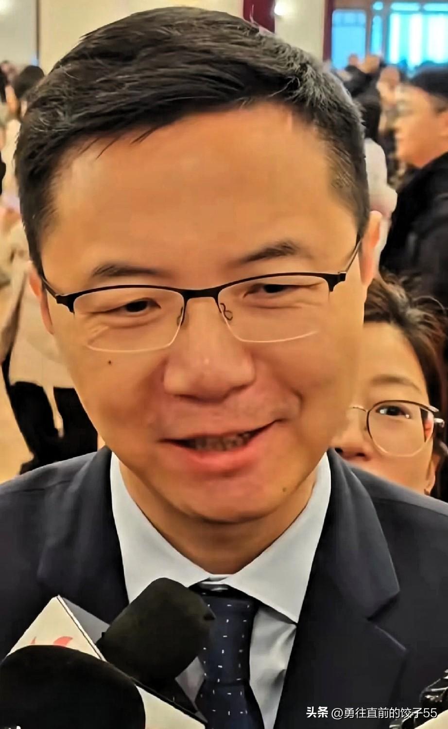 今年两会，香港人大代表田轩说到香港不调休的事，表示很想公共假期多点。他说香港法定