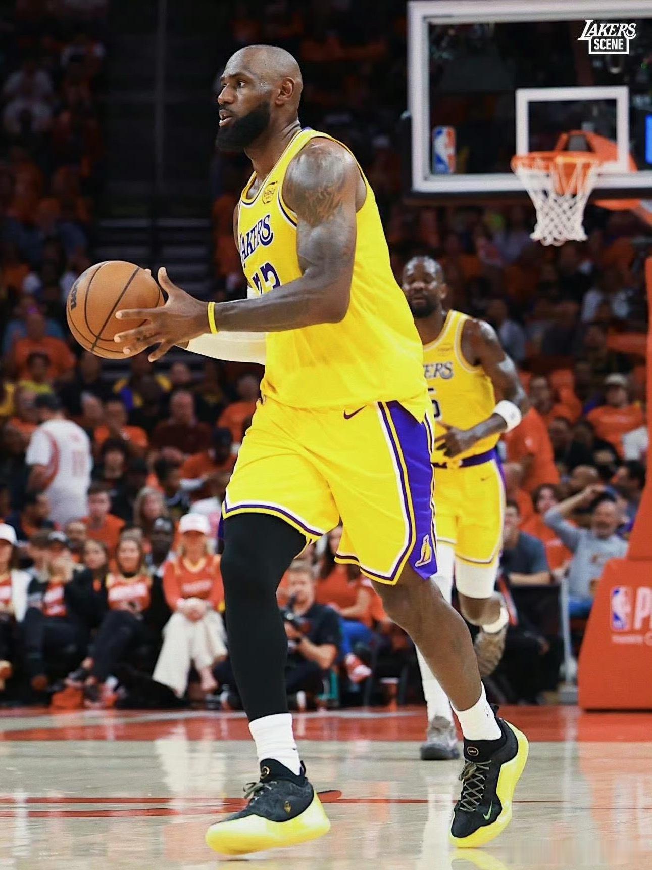 湖人vs火箭詹姆斯三分 NBA附加赛G3，湖人客场迎战火箭，全程比分胶着拉锯。末