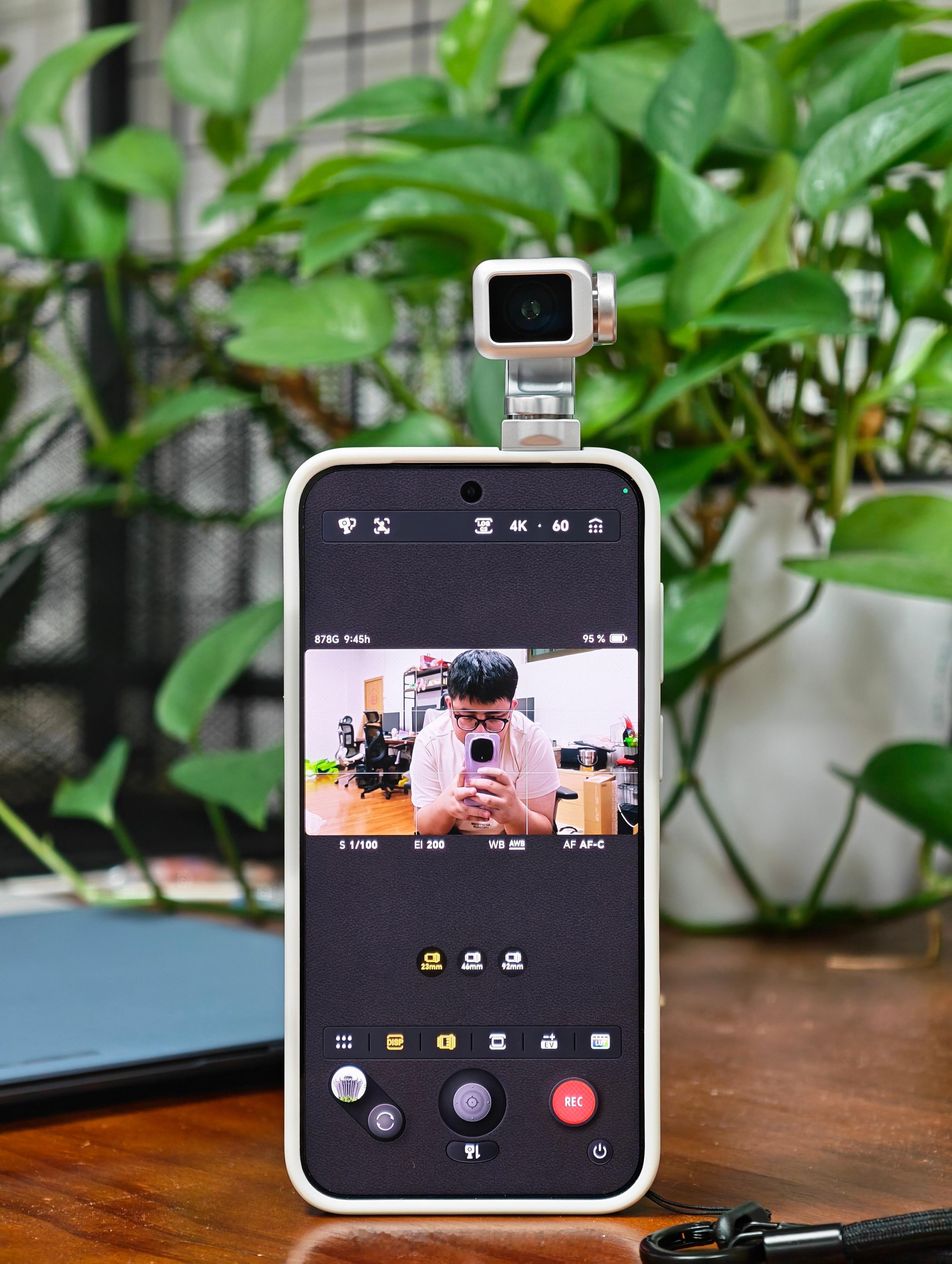 关于荣耀 Robot Phone 大家有啥想了解的吗？明天我打算发个简单的体验视