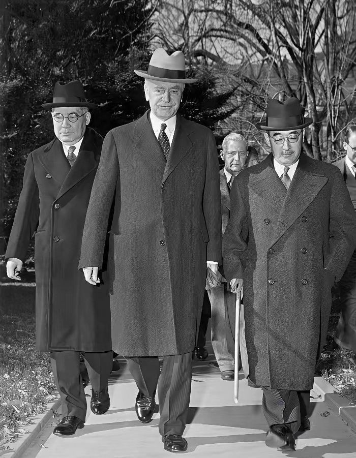 这是日本偷袭珍珠港前1天，日本“和平特使”和美国务卿有说有笑，却“笑里藏刀”！