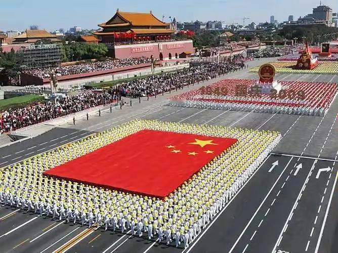 我听从祖国的召唤，把青春刻进山河万里，把赤诚融进每寸土地，旌旗所向，便是心之所往