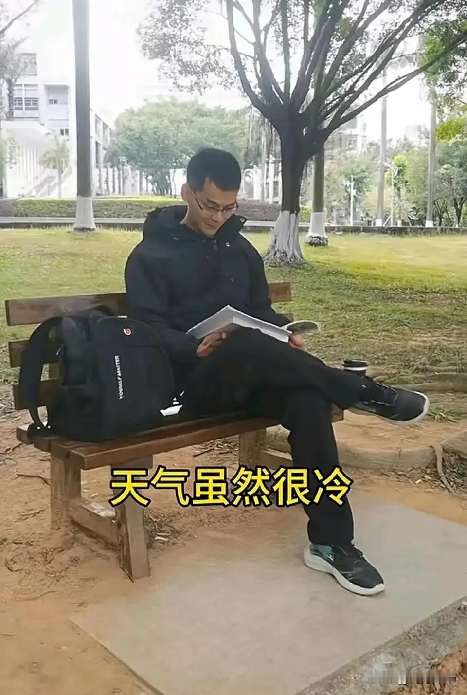 唐尚郡看书都笑得这么开心，
看样子他是被书中内容吸引与陶醉了。
广州天气最近也是