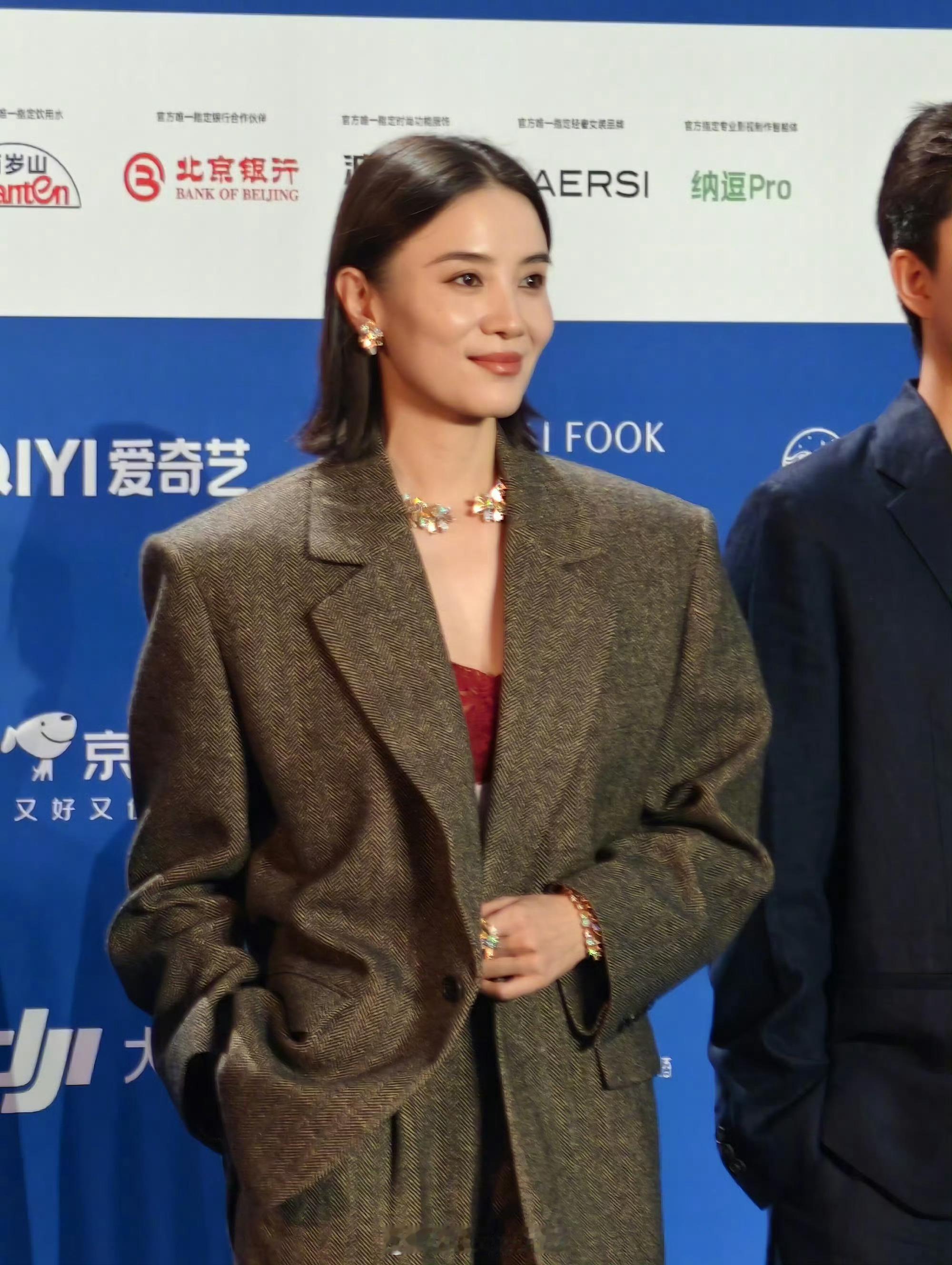 宋佳剪短发了 短发一剪，气场直接翻倍。宋佳这个造型干净又飒爽，内娱老公姐的称号不