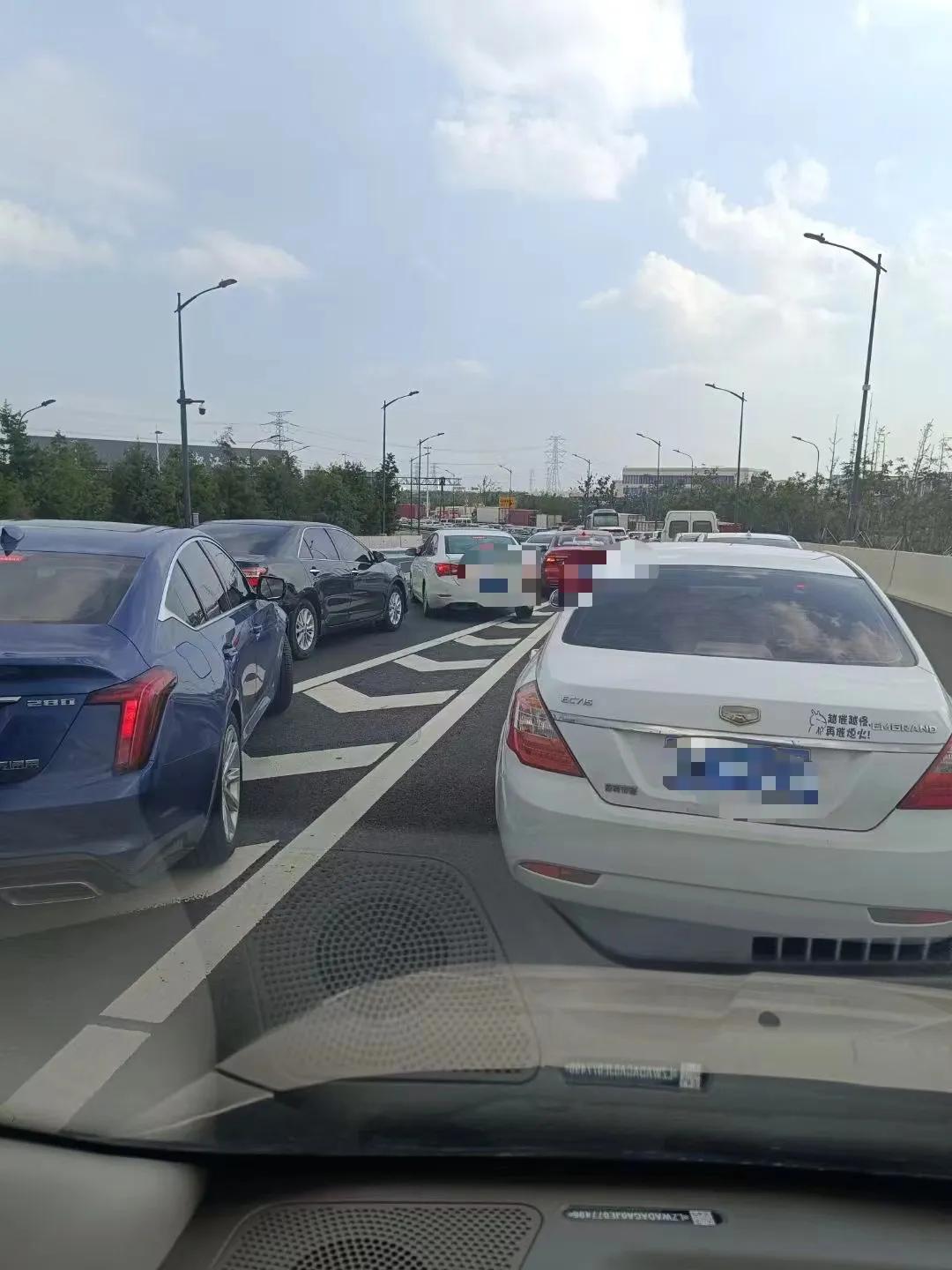 似曾相识的感觉！
兄弟姐妹们，你们一路畅通无阻吗？
千里迢迢，为了什么？
去年的