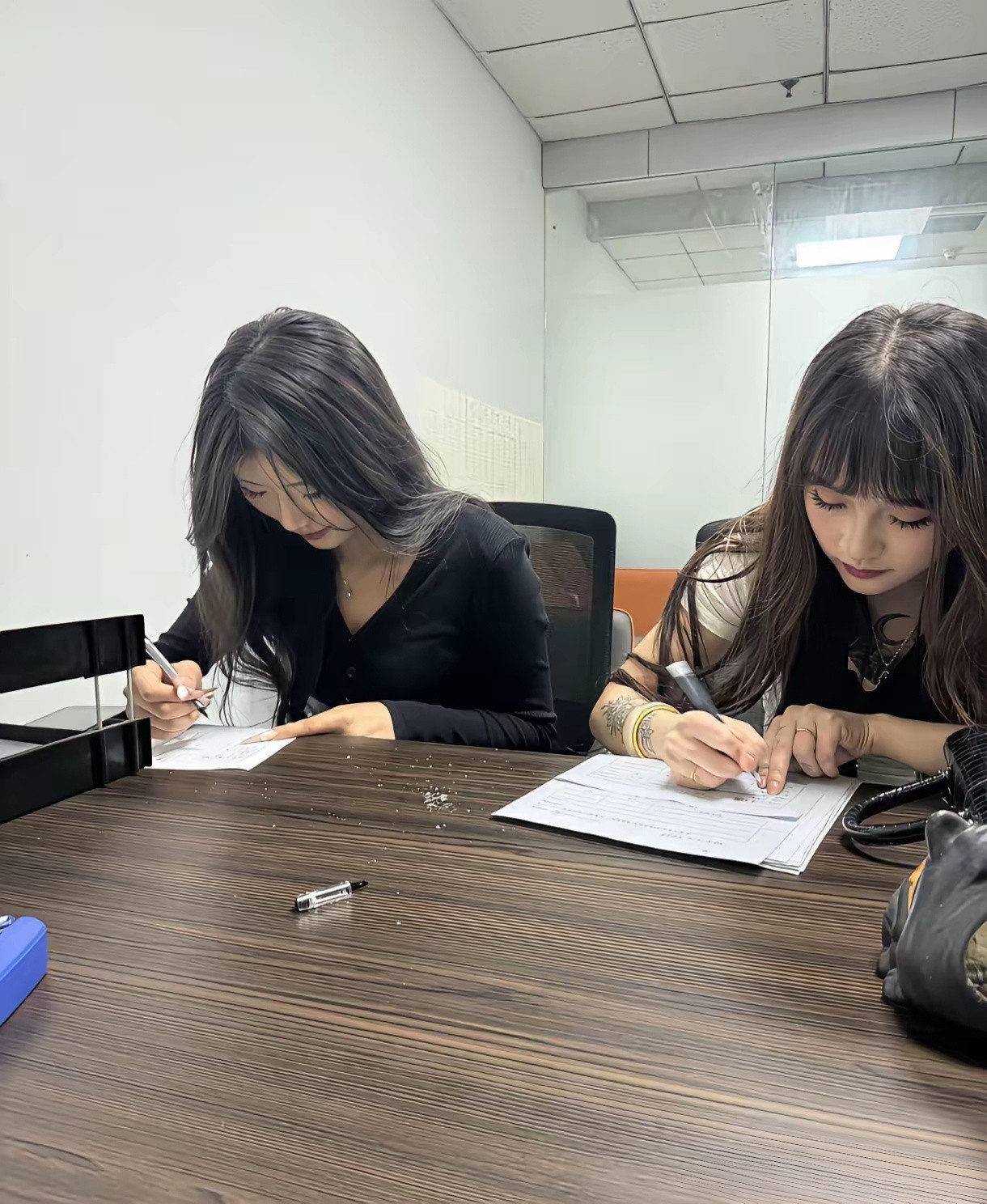 新来两个面试的，老板说只要一个，应该怎么选呢？？