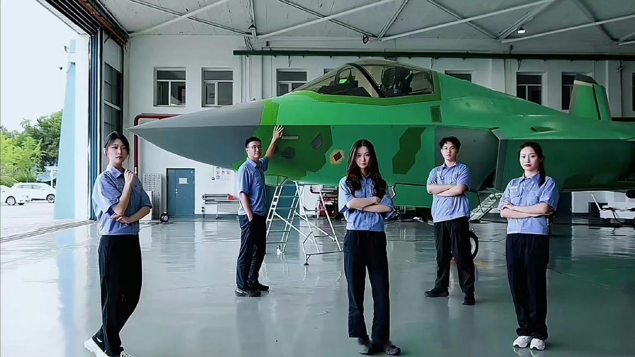 这是哪个学校今夏的毕业照呀？！满屏叛逆非主流风？拽拽的“老子最牛”画风！五道口职