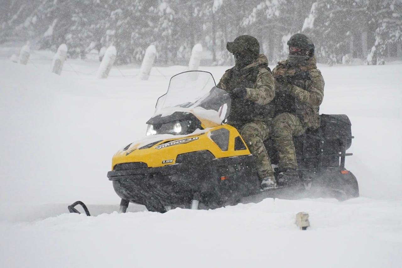 俄罗斯军队正在向乌克兰顿涅茨克地区的米尔诺格拉德大量调集重型武器和士兵，准备发动