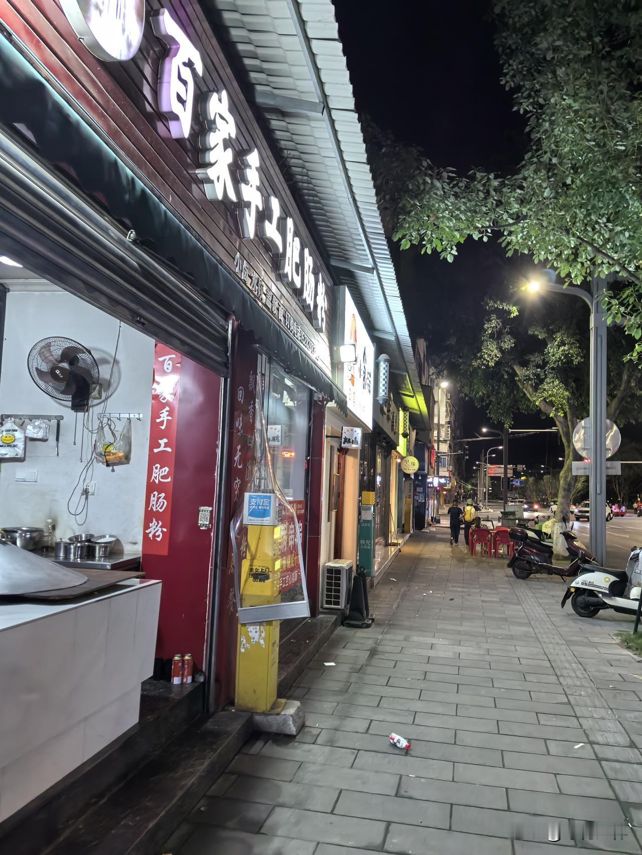 老人住院不能自理怎么办家属请假来照顾，或请护工24小时守护。不能出力，就出钱。每