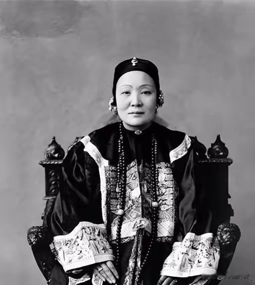 她是叶赫那拉·婉贞，是光绪帝载湉的生母，是隆裕皇后的姑母，是慈禧太后一母同胞的妹