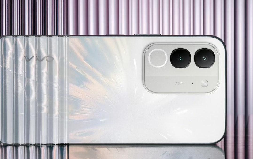 vivo Y600i 白色中透出一种浅蓝，来电和消息时镜头旁那圈圆环会闪烁提醒，