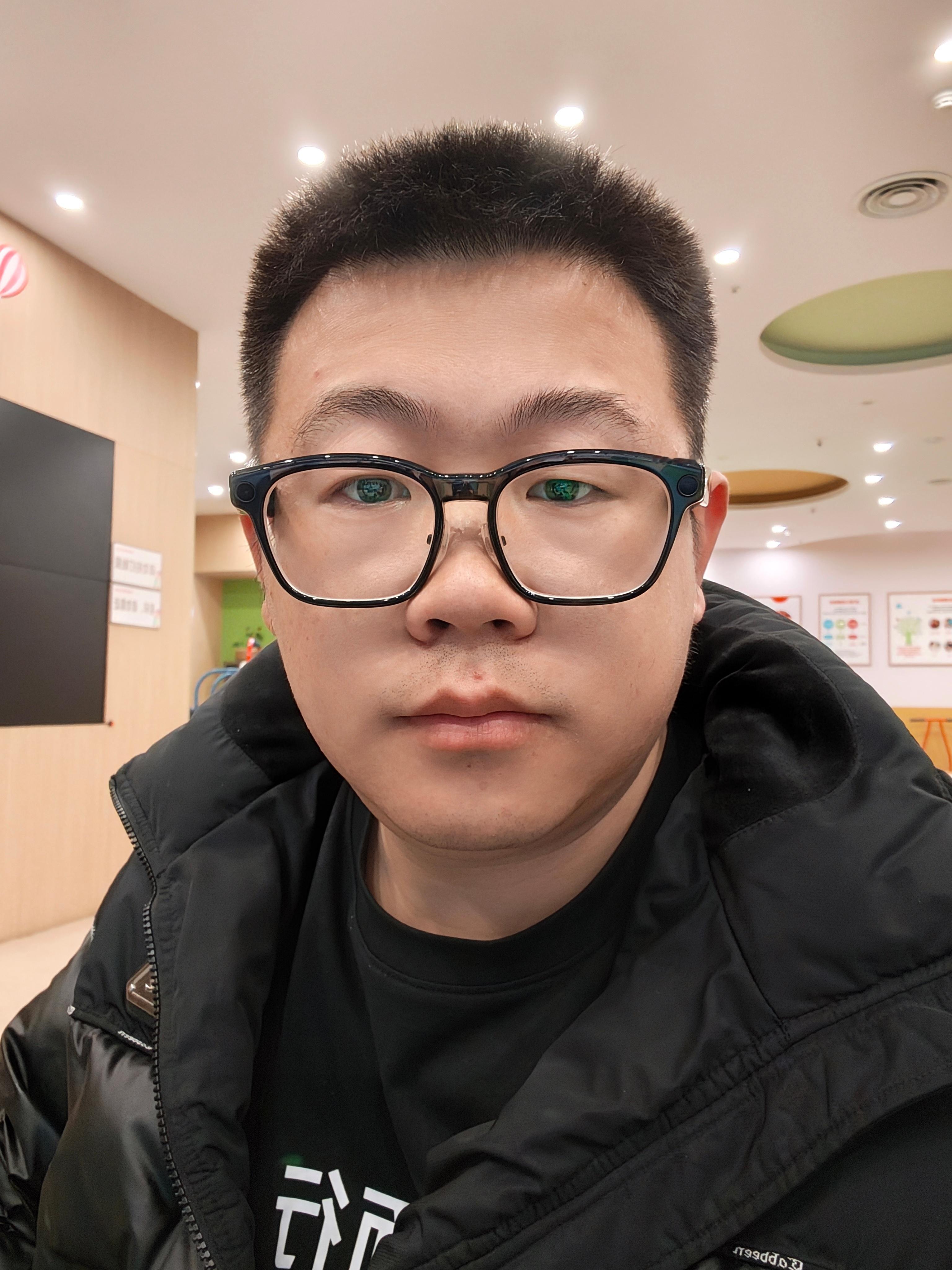 理想Livis戴上了，看起来粗粗的但，戴起来的确很轻。戴了一会儿了，没觉得膈应，