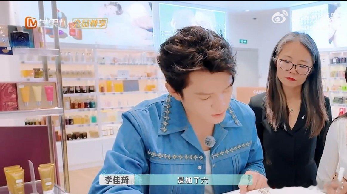 李佳琦颜安柜哥变送货小哥 这波反差太亮眼！从柜台前的专业讲解到库房里的搬货送货，