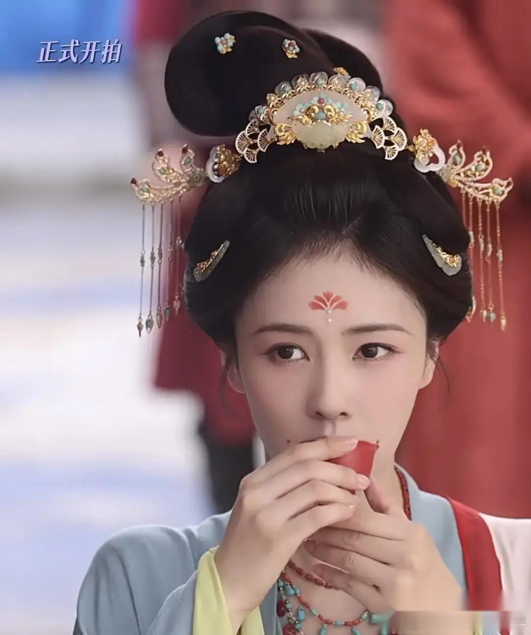 白鹿被骂了三天，说她连喝茶都要替身。 三天前，一张截图在几个大群疯传。画面里，白